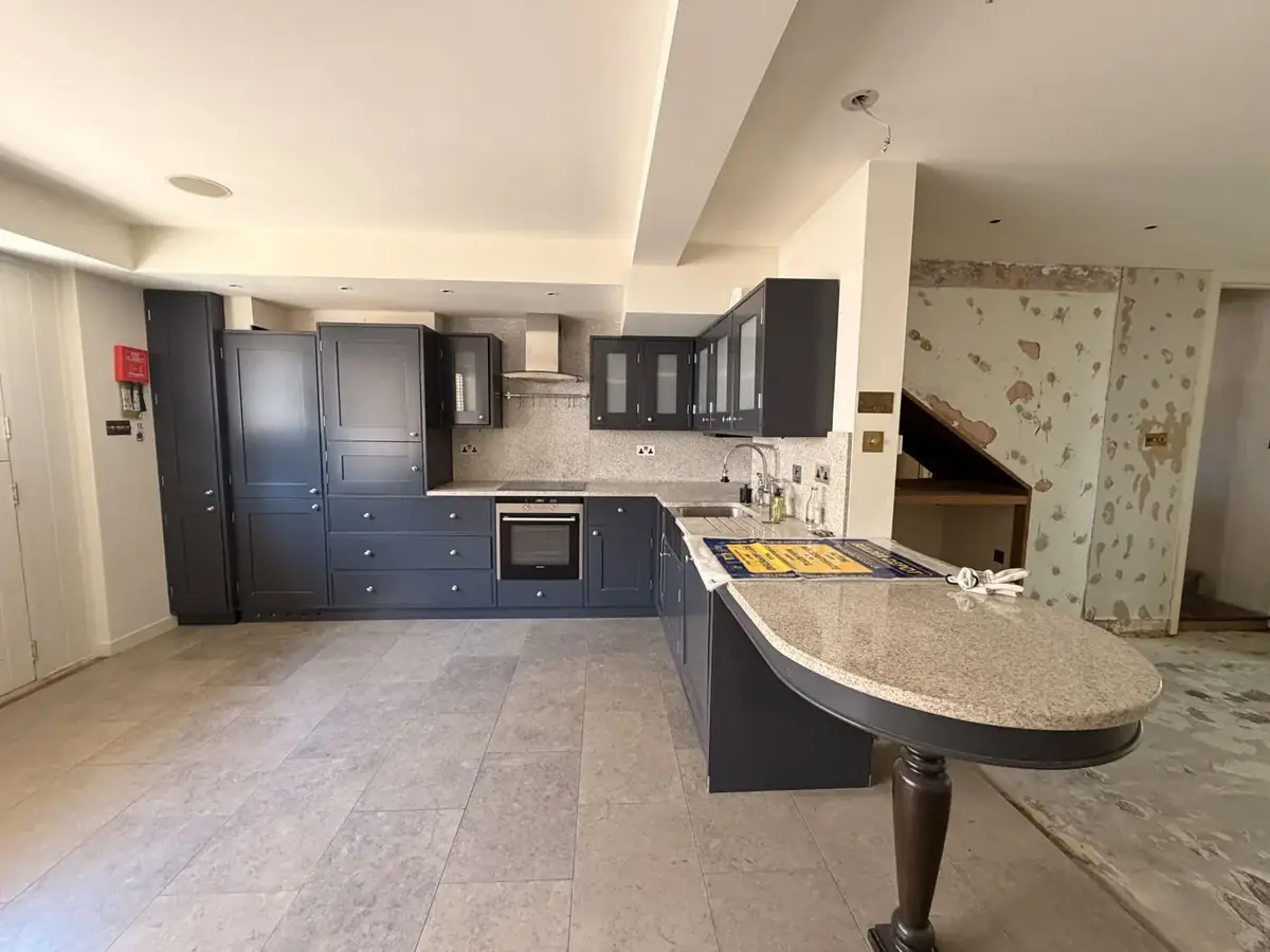 Markham Square kitchen before refurbishment